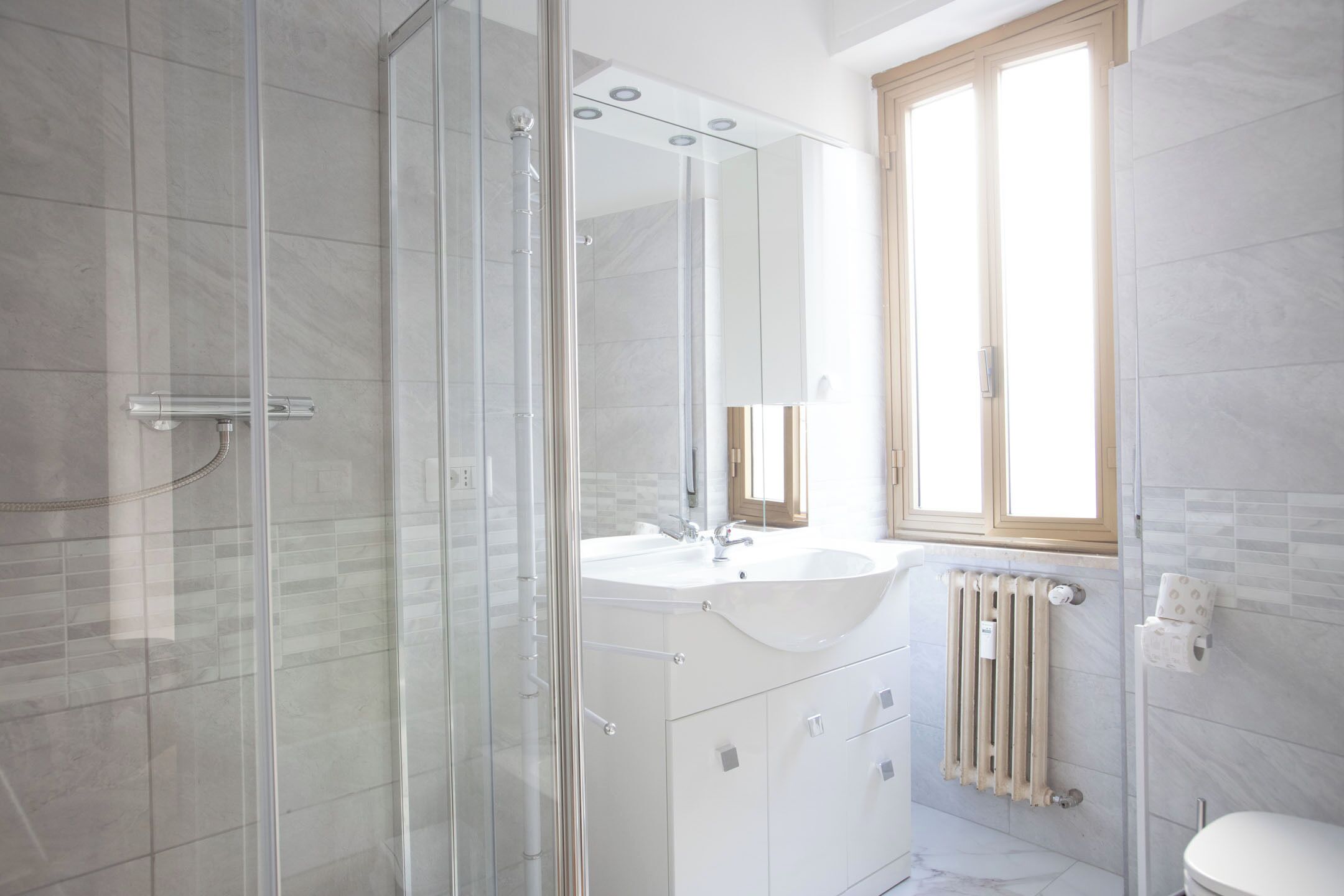 Douche, sèche-cheveux, bidet, serviettes fournies