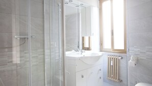 Doccia, asciugacapelli, bidet, asciugamani