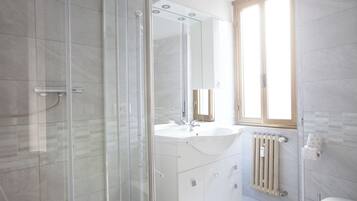 Dusche, Haartrockner, Bidet, Handtücher