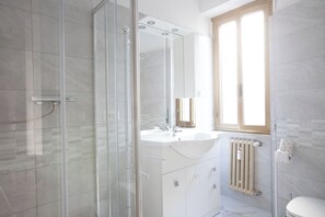 Shower, hair dryer, bidet, towels - Modern facility 50mt from metro line A, two steps from Vatican Museums (Roma)