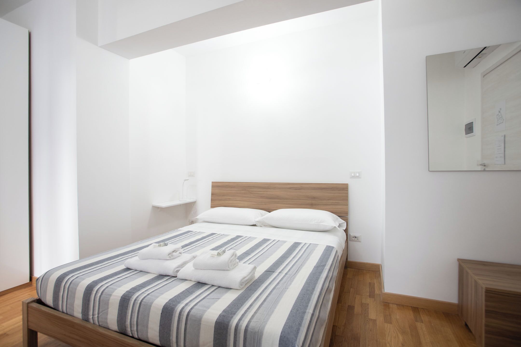 Tabla de planchar con plancha, wifi, ropa de cama