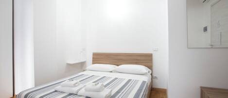 Tabla de planchar con plancha, wifi, ropa de cama