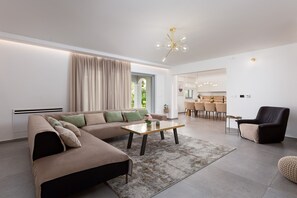 TV - Luxury Villa Filton for up to 12 guests with private pool, sauna, jacuzzi, and game room. (Markovici)