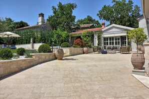 Terrace/patio - Luxury Villa Zita for 10 guests with private pool and sauna in the peaceful village of Švići. (Potpićan)