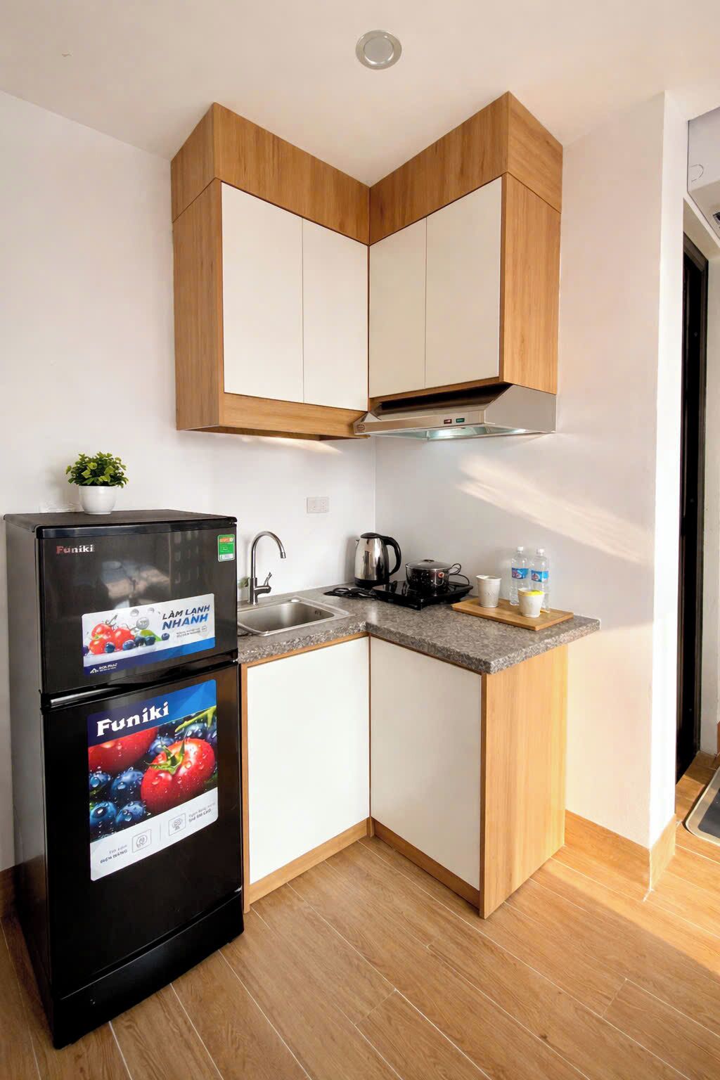 Deluxe Double Room | Private kitchen | Fridge, stovetop, cookware/dishes/utensils