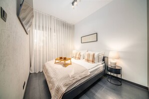 Desk, iron/ironing board, WiFi, bed sheets - Kościuszki Apartment N1 - Parking, A/C - by Rentujemy (Kraków)