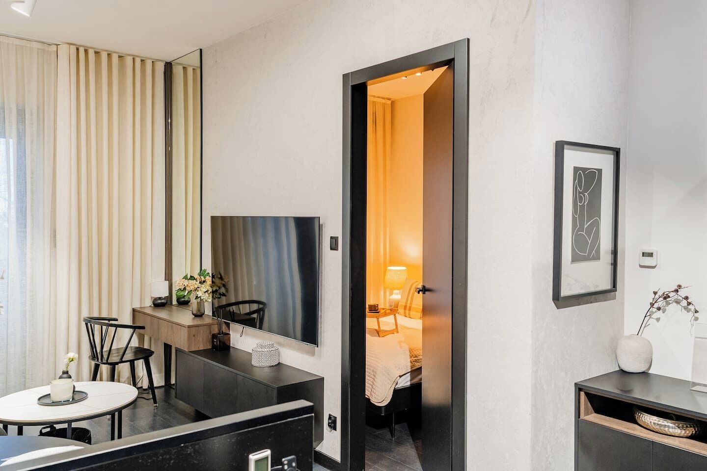 Desk, iron/ironing board, WiFi, bed sheets