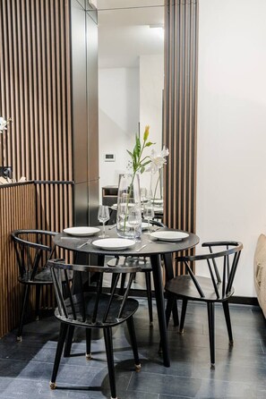 Dining - Kościuszki Apartment N1 - Parking, A/C - by Rentujemy (Kraków)