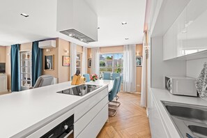 Fridge, microwave, oven, stovetop - Villa Oskoli beautiful holiday home with private pool for up to 8 guests (Lasici)