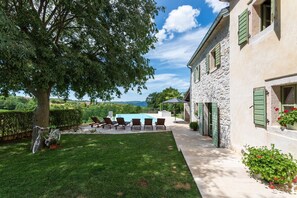 Terrace/patio - Bautifull Villa Zvonar for up to 8 guests with private pool and jacuzzi in the peaceful village of Rakotule. (Rakotule)