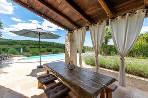 Outdoor dining - Bautifull Villa Zvonar for up to 8 guests with private pool and jacuzzi in the peaceful village of Rakotule. (Rakotule)