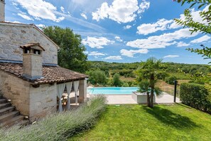 Pool - Bautifull Villa Zvonar for up to 8 guests with private pool and jacuzzi in the peaceful village of Rakotule. (Rakotule)