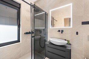 Shower, towels - Luxury Villa with pool and BBQ  for 6 people near Poreč (Vabriga)