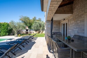 Outdoor dining - Villa Dominika with private pool and BBQ for 8 guests in Kaštelir (Kaštelir)