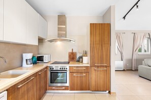 Fridge, microwave, oven, stovetop - Villa Dominika with private pool and BBQ for 8 guests in Kaštelir (Kaštelir)