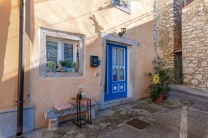 Exterior detail - Beautiful holiday home for 4 people in the center of Istrian village Brtonigla (Brtonigla)