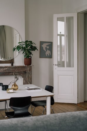 Apartment, Stadtblick | Wohnbereich | 55-Zoll-Smart-TV mit Digitalempfang, Netflix, Streaming-Dienste