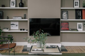 Apartment, Stadtblick | Wohnbereich | 55-Zoll-Smart-TV mit Digitalempfang, Netflix, Streaming-Dienste