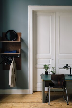 Căn hộ, quang cảnh thành phố | Màn/rèm cản sáng, bàn ủi/dụng cụ ủi quần áo 