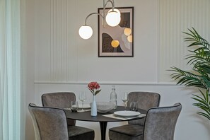 Dining - Stylish vacation apartment in Dresden with balcony - quiet & central (Dresden)