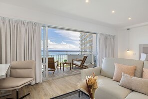 TV - Ocean Breeze Retreat: Luxe High-Rise 21F (Honolulu)