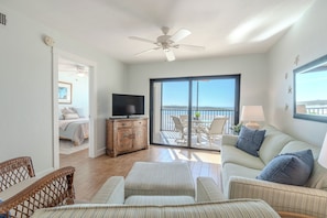 TV - ☀️Beachfront | Incredible Views | Carlos Pointe #532☀️ (Fort Myers Beach)