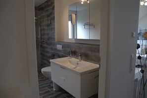 Dusche, Haartrockner, Handtücher, Seife