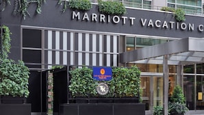 Marriott Vacation Club bygning med en moderne indgang og et skilt med teksten 'Top of the Strand'.