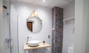 Sèche-cheveux, serviettes fournies, savon, papier toilette