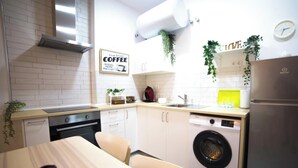 Een moderne keuken met een bordje voor koffie, een wasmachine en een vaatwasser.