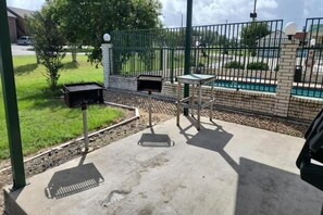 Outdoor dining - Rare Find! Outdoor Pool, Free Parking, Minutes from Yoakum Heritage Museum! (Yoakum)
