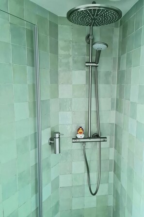 Dusche, Haartrockner, Handtücher, Seife