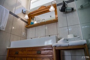 Hair dryer, towels, soap, toilet paper - VCGuesthouse Grandfather's Room (Funchal)