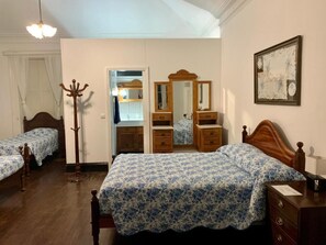 Iron/ironing board, WiFi, bed sheets - VCGuesthouse Grandfather's Room (Funchal)
