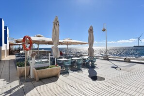 Outdoor dining - Suites Brisamar I by VillaGranCanaria (Las Palmas de Gran Canaria)