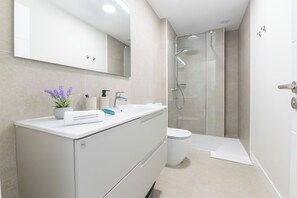 Shower, hair dryer, towels - Suites Brisamar I by VillaGranCanaria (Las Palmas de Gran Canaria)