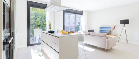 Réfrigérateur, four à micro-ondes, un four, lave-vaisselle