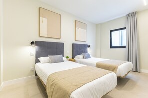 Tabla de planchar con plancha, wifi gratis y ropa de cama 
