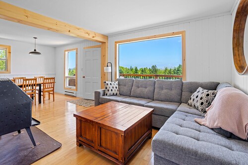 Ocean Echo Cabin 1 for families/groups. Close to beaches, hikes, and ski hill!