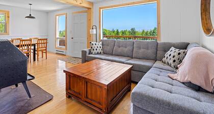 Ocean Echo Cabin 1 for families/groups. Close to beaches, hikes, and ski hill!