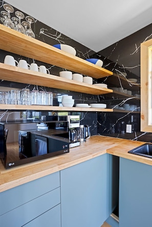 Microondas, horno, parrilla de estufa y lavavajillas