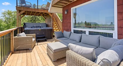 Ocean Echo Cabin 1 for families/groups. Close to beaches, hikes, and ski hill!