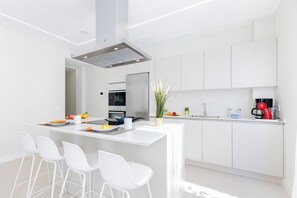 Fridge, microwave, oven, dishwasher - Suites Brisamar IV by VillaGranCanaria (Las Palmas de Gran Canaria)