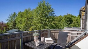 A patio with a table, chairs, and a potted plant. - Ferienwohnung mit Balkon in St.Peter-Ording (St Peter-Ording)