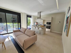 Smart TV - Suites Brisamar V by VillaGranCanaria (Las Palmas de Gran Canaria)