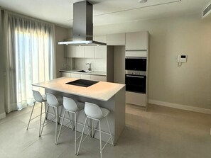 Fridge, microwave, oven, dishwasher - Suites Brisamar V by VillaGranCanaria (Las Palmas de Gran Canaria)