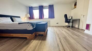 Escritorio, tabla de planchar con plancha, wifi y ropa de cama