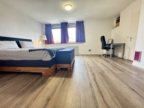 デスク、アイロン / アイロン台、WiFi、ベッドシーツ