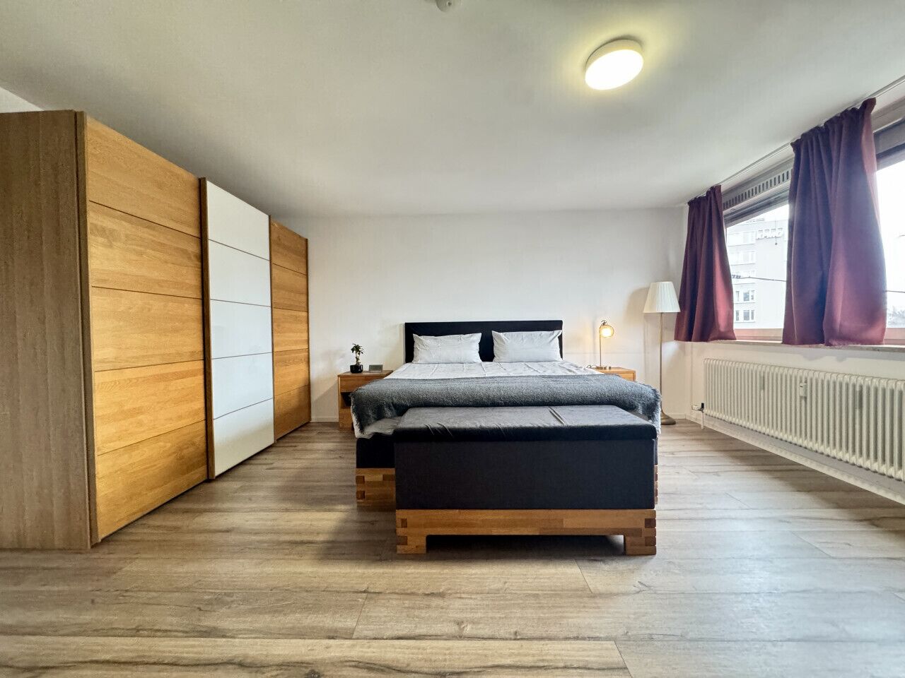 Escritorio, tabla de planchar con plancha, wifi y ropa de cama