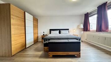 Escritorio, tabla de planchar con plancha, wifi y ropa de cama